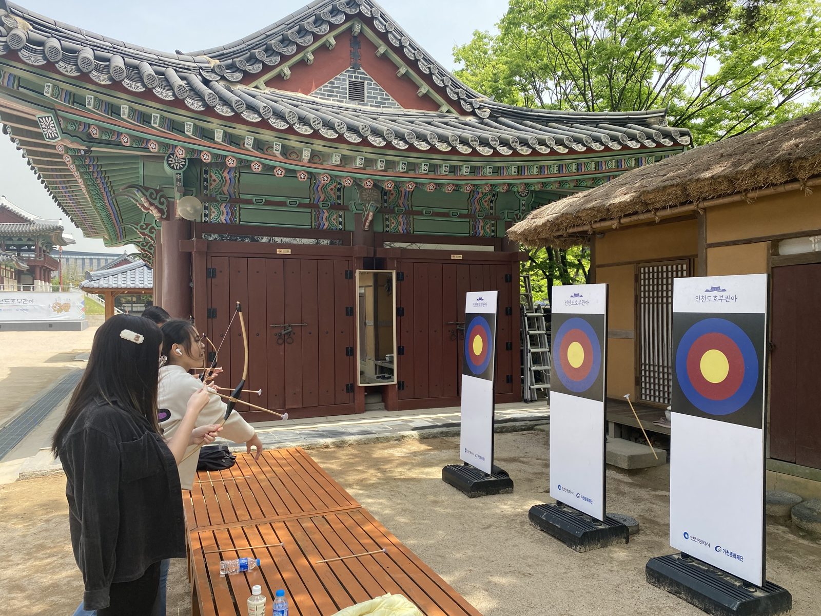 전통 활쏘기를 체험하는 학생