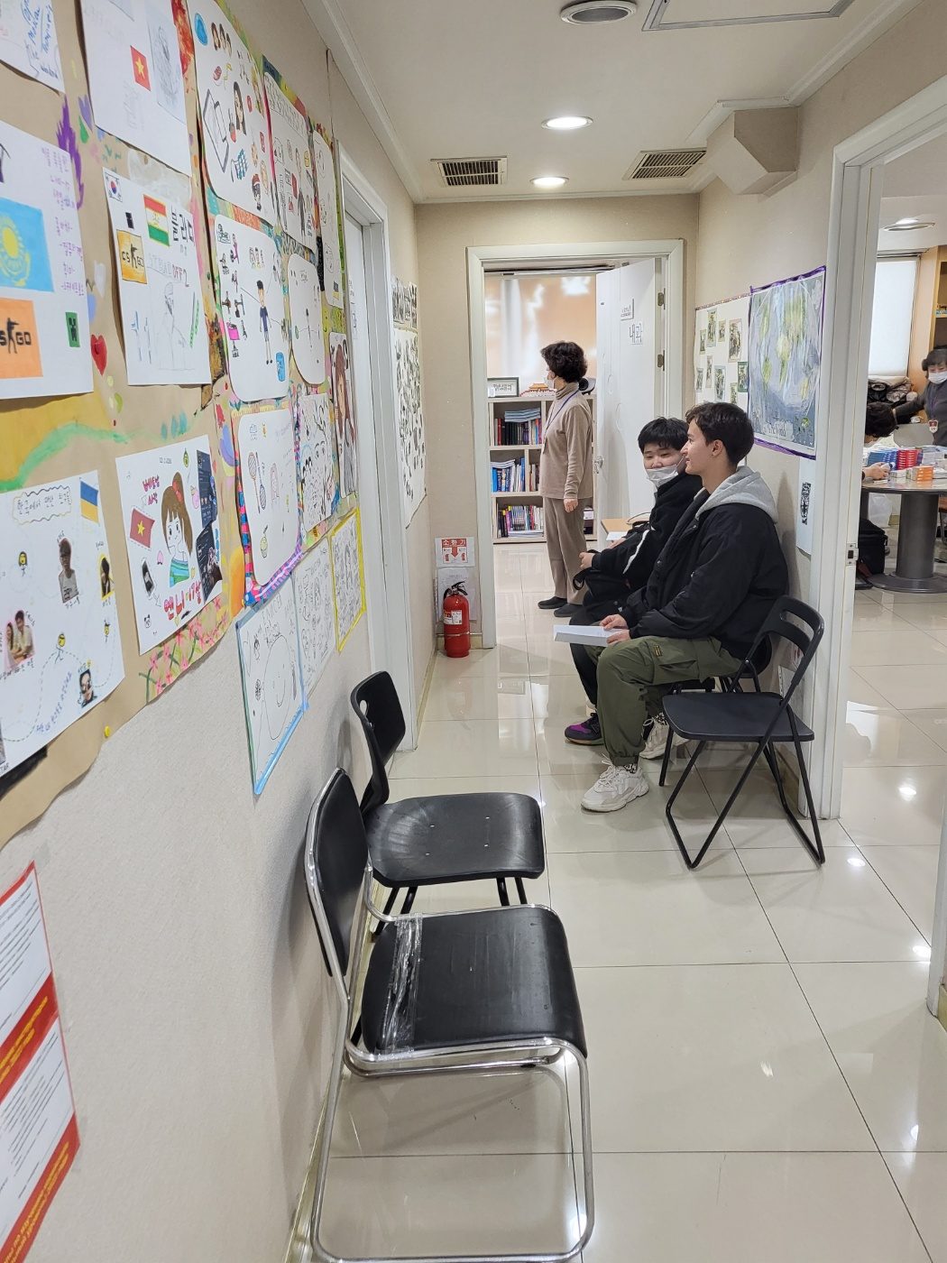 학생 작품과 안내가 게시된 센터 복도